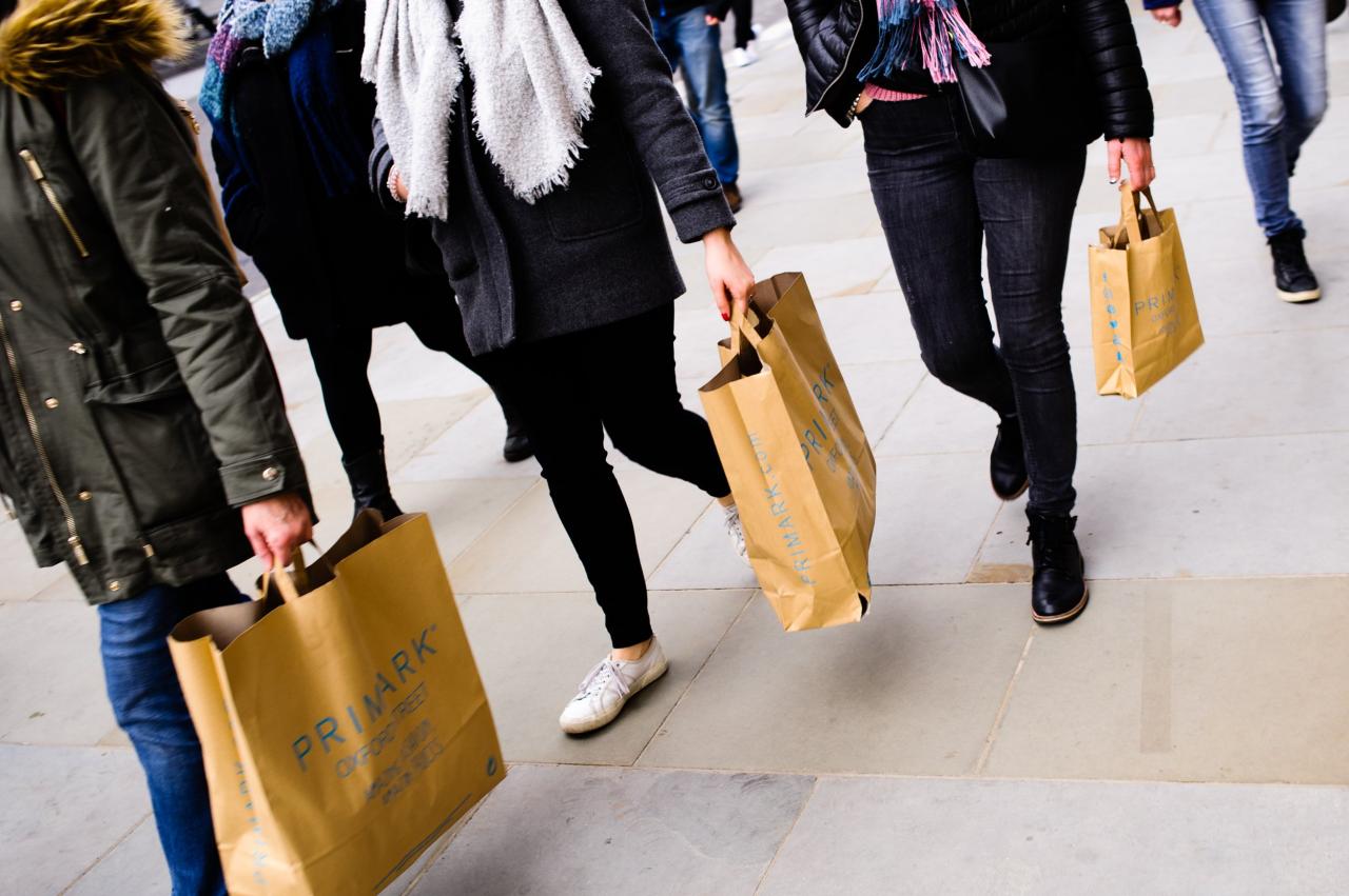 Gli acquirenti trasportano le borse del rivenditore di abbigliamento Primark lungo Regent Street a Londra, Inghilterra, il 9 febbraio 2019. Il 15 febbraio vede il rilascio dei primi dati mensili sulle vendite al dettaglio dell'anno (per gennaio) da parte dell'Ufficio per le statistiche nazionali del Regno Unito. I dati di dicembre hanno rivelato un calo delle vendite dello 0,9% rispetto al mese precedente, che aveva visto un aumento dell'1,4% ampiamente attribuito all'impatto delle offerte del 