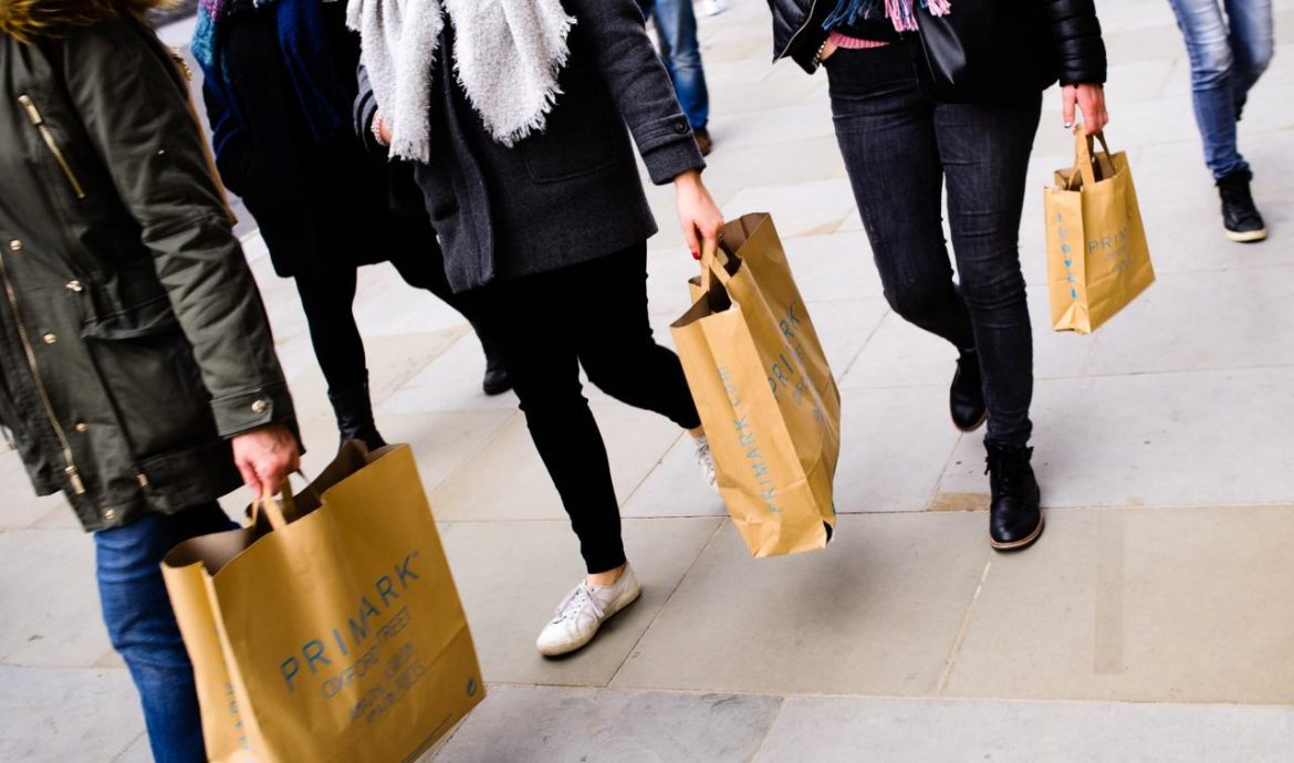Gli acquirenti trasportano le borse del rivenditore di abbigliamento Primark lungo Regent Street a Londra, Inghilterra, il 9 febbraio 2019. Il 15 febbraio vede il rilascio dei primi dati mensili sulle vendite al dettaglio dell'anno (per gennaio) da parte dell'Ufficio per le statistiche nazionali del Regno Unito. I dati di dicembre hanno rivelato un calo delle vendite dello 0,9% rispetto al mese precedente, che aveva visto un aumento dell'1,4% ampiamente attribuito all'impatto delle offerte del